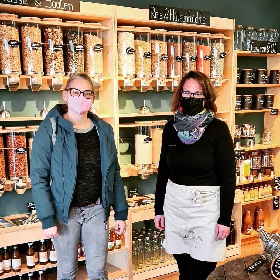 Ann-Kathrin Transziske mit Frau Schütte vom Unverpackt-Laden Frollein Schütte im Stadtteil Quellental.